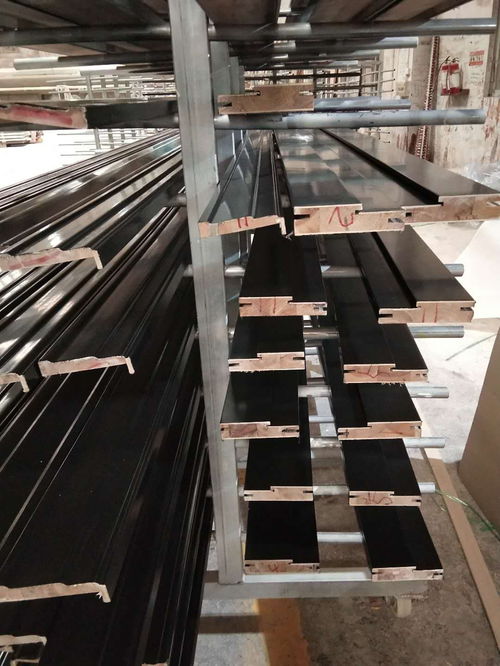 廣東木門廠紅海豚工藝烤漆門 黑色實木搭配工藝植絨的創(chuàng)新設計